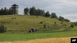 ARCHIVO - Un camión militar sube la cuesta en Baranowo, Polonia, 7 de julio de 2022.