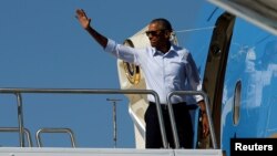 Le président américain Barack Obama embarque à bord de l'Air Force One au départ d'Hawaï pour participer à des sommets au Laos et en Chine, le 31 août 2016.