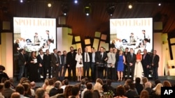 Michael Sugar, y el elenco de “Spotlight” en el escenario de los Independent Spirit Awards, durante la entrega del premio a mejor película de 2016.