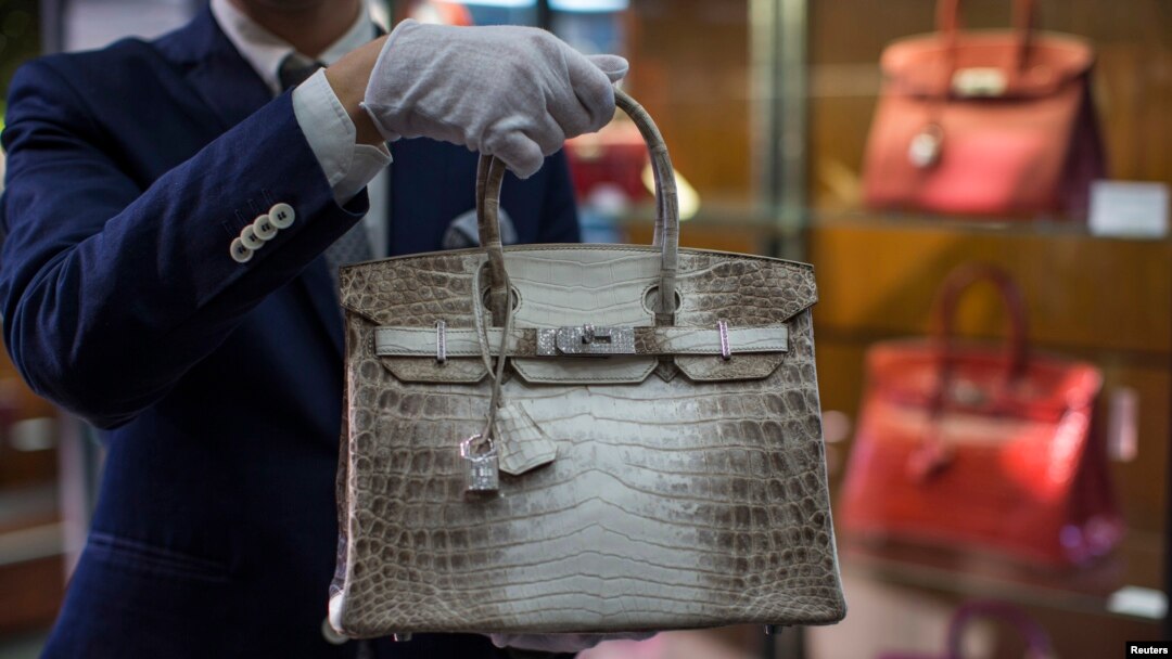 Seorang staf memegang tas 'Hermes diamond and Himalayan Nilo Crocodile Birkin' di kantor Heritage Auctions di Beverly Hills, California, 22 September 2014.