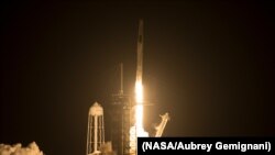 우주비행사 4명을 태운 스페이스X 팰컨9 로켓이 23일 플로리다주에 있는 나사(NASA) 케네디 우주센터에서 발사됐다. 
