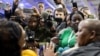 Au centre de compilation des résultats de la Commission électorale d'Afrique du Sud, la presse interroge les représentants de l’ANC, Gwede Mantashe et Nomvula Paula Mokonyane (Reuters).