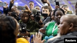 Au centre de compilation des résultats de la Commission électorale d'Afrique du Sud, la presse interroge les représentants de l’ANC, Gwede Mantashe et Nomvula Paula Mokonyane (Reuters).