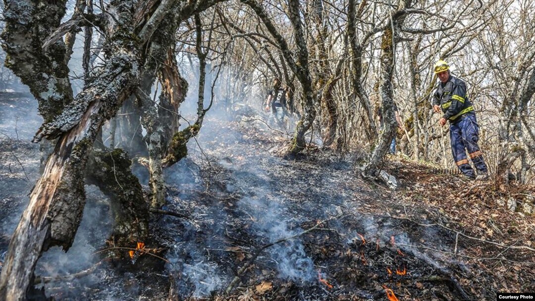 Iako su vatrogascima potrebne čizme, u Ministarstvu sigurnosti BiH ignorišu njihove zahtjeve i kupuju im opremu koju vatrogasci ne koriste (Foto: CIN)