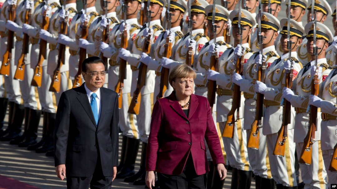 PM China Li Keqiang (kiri) dan Kanselir Jerman, Angela Merkel pada upacara kehormatan penyambutan Merkel di Beijing, China, Kamis (29/10).