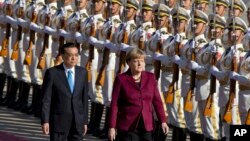 PM China Li Keqiang (kiri) dan Kanselir Jerman, Angela Merkel pada upacara kehormatan penyambutan Merkel di Beijing, China, Kamis (29/10).