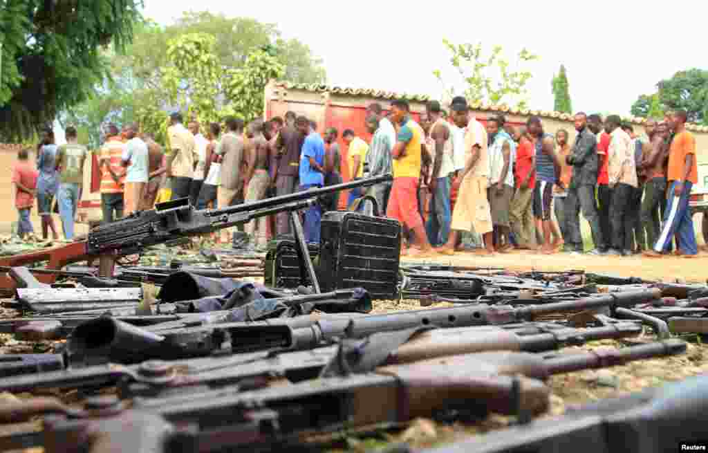 Des combattants présumés sont exhibés devant les médias par la police burundaises près d&#39;une cache d&#39;armes&nbsp;découverte après des affrontements dans la capitale Bujumbura, au Burundi, 12 décembre 2015.