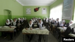 Des lycéennes afghanes assistent à un cours au lycée Zarghona à Kaboul, en Afghanistan, le 15 août 2015 (archives).