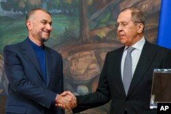 세르게이 라브로프(오른쪽) 러시아 외무장관과 호세인 아미르압둘라히안(왼쪽) 이란 외무장관이 15일 모스크바에서 공동 회견 후 악수하고 있다.