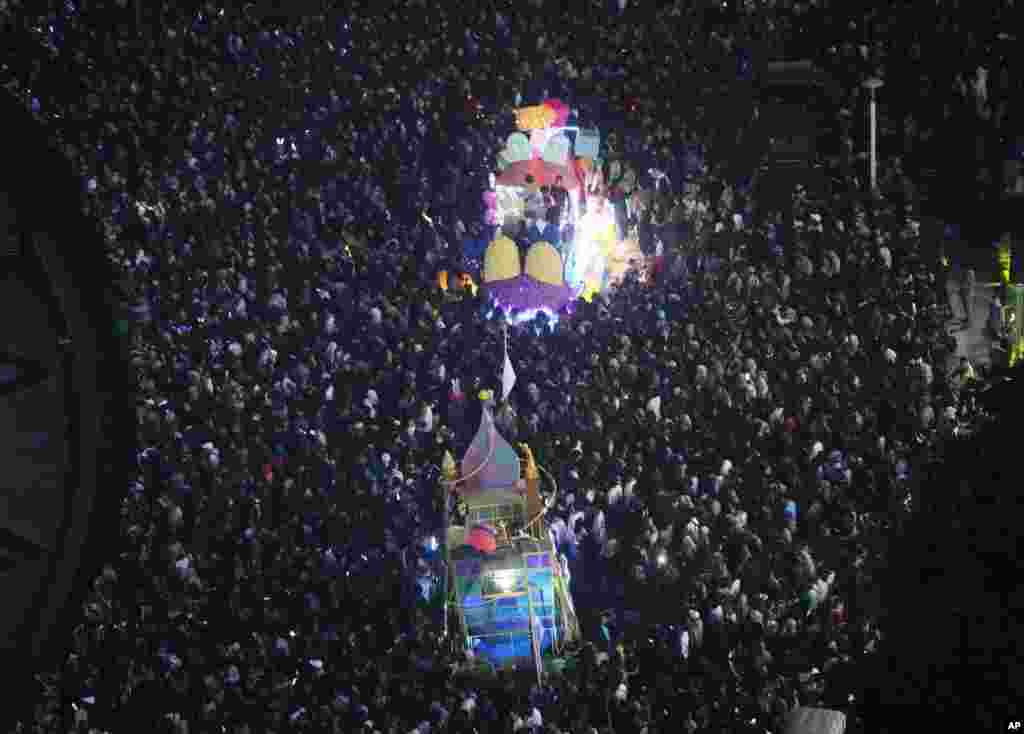 Orang-orang berkumpul di kawasan bisnis utama pada Malam Tahun Baru di Jakarta, Senin, 1 Januari 2024. (Achmad Ibrahim/AP)