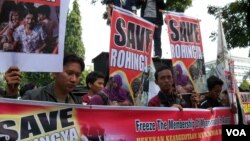 Para demonstran di Jakarta menyerukan “Selamatkan Muslim Rohingya” dan “Allahu Akbar”, sambil berbaris di jalan-jalan di Jakarta Pusat (foto: dok).
