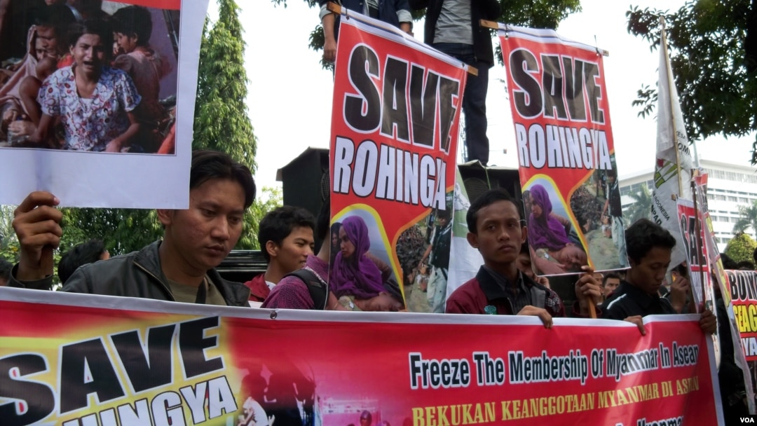 Aktivis Indonesia berdemonstrasi menentang kekerasan terhadap etnis Rohingya di Myanmar. (Foto: VOA)