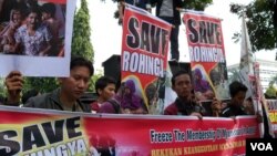 Aktivis Indonesia berdemonstrasi menentang kekerasan terhadap etnis Rohingya di Myanmar. (Foto: VOA)