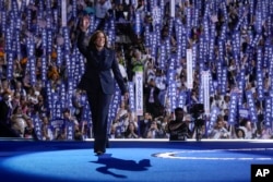 Calon presiden dari Partai Demokrat, Wakil Presiden Kamala Harris, tiba untuk berpidato pada hari terakhir Konvensi Nasional Demokrat, Kamis, 22 Agustus 2024, di Chicago. (Foto: AP)