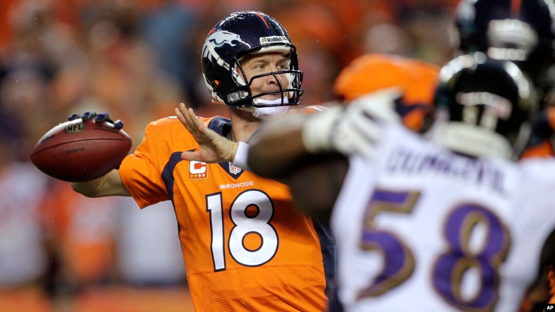 Payton Manning (18) se apresta a lanzar el balón en el juego inaugural de la NFL, que ganaron a Baltimore.