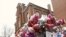 Bunga, balon dan ungkapan duka para pecinta Whitney terlihat memenuhi pagar New Hope Baptist CHurch di Newark, New Jersey (15/2).