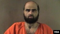 Pengadilan banding Angkatan Darat AS mengharuskan tersangka penembakan di Fort Hood, Mayor Nidal Hasan, memotong jenggotnya untuk menghadiri sidang peradilan (Foto: dok). 