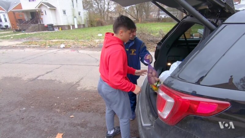 Volunteers Hand Deliver Food to Needy Families for Thanksgiving