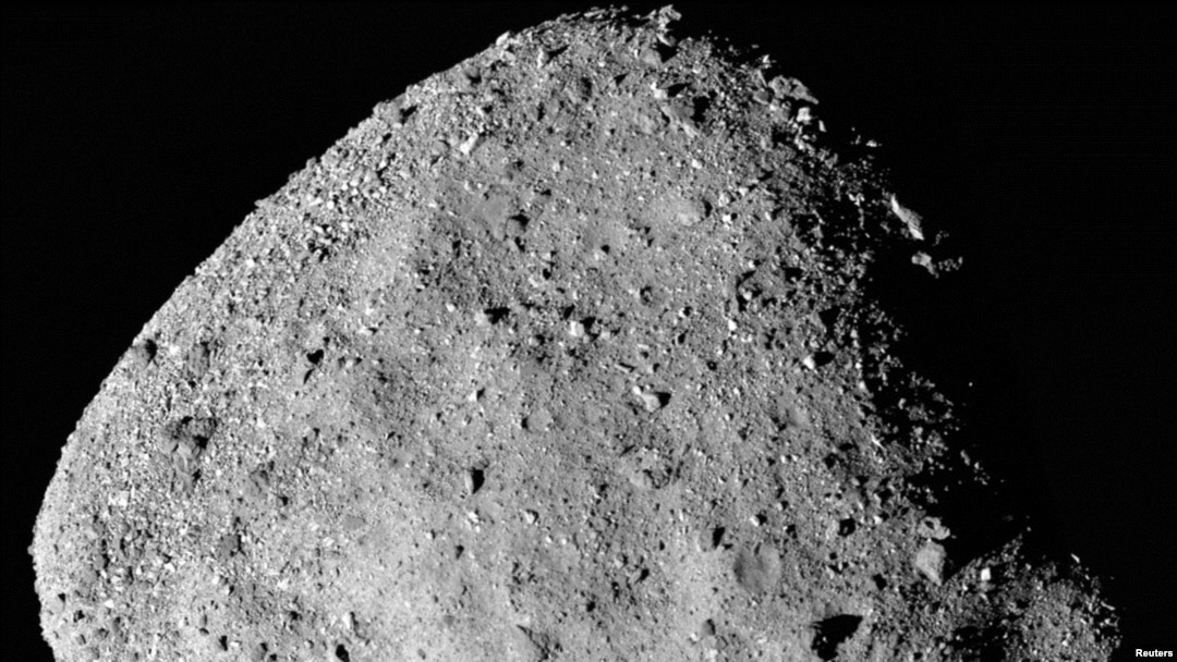 ARCHIVO - Esta imagen en mosaico del asteroide Bennu, compuesta por 12 imágenes PolyCam tomadas el 2 de diciembre de 2018 por la sonda espacial OSIRIS-REx desde una distancia de 24 km (15 millas).