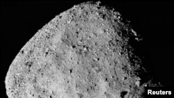 ARCHIVO - Esta imagen en mosaico del asteroide Bennu, compuesta por 12 imágenes PolyCam tomadas el 2 de diciembre de 2018 por la sonda espacial OSIRIS-REx desde una distancia de 24 km (15 millas).