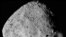 ARCHIVO - Esta imagen en mosaico del asteroide Bennu, compuesta por 12 imágenes PolyCam tomadas el 2 de diciembre de 2018 por la sonda espacial OSIRIS-REx desde una distancia de 24 km (15 millas).