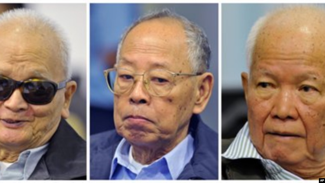 Bekas pimpinan Khmer Merah dari kiri ke kanan: Nuon Chea, Leng Sary, dan Khieu Samphan, dalam persidangan di Phnom Penh, 21/11/2011.