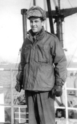 메러디스 빅토리 호의 일등항해사였던 로버트 러니 씨가 한국 전 당시 배 위에서 찍은 사진. 사진제공=로버트 러니.
