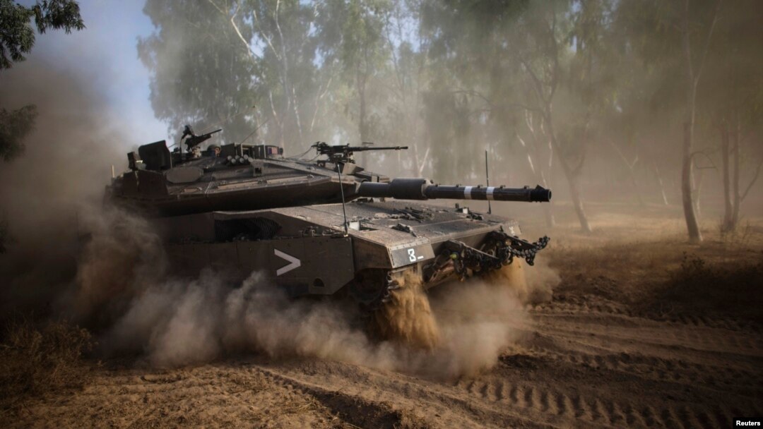 Tank Israel melakukan manuver setelah gencatan senjata lima jam berakhir dekat perbatasan Gaza (17/7).