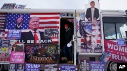 Sebuah kendaraan diparkir di luar markas Tim Kampanye Trump New Hampshire di kota Manchester, NH. 