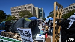 Para aktivis dan mahasiswa pro-Palestina berkemah di halaman kampus University of California at Irvine, Senin, 29 April 2024. (Foto: Robyn Beck/AFP)