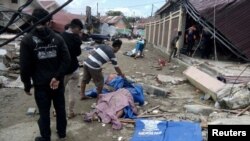 Las fotos confirmadas por las autoridades mostraron cuerpos alineados a lo largo de la calle el sábado, algunos en bolsas y otros con la cara cubierta con ropa.