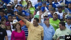 Opposition presidential candidate and Zulia's state governor Pablo Perez (C) waves to supporters during a rally in Caracas February 9, 2012.