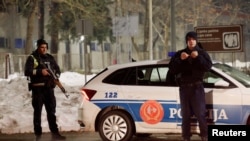 Polisi berjaga di lokasi penembakan di Cetinje, Montenegro, pada 1 Januari 2025. (Foto: Reuters/Stevo Vasilijevic)