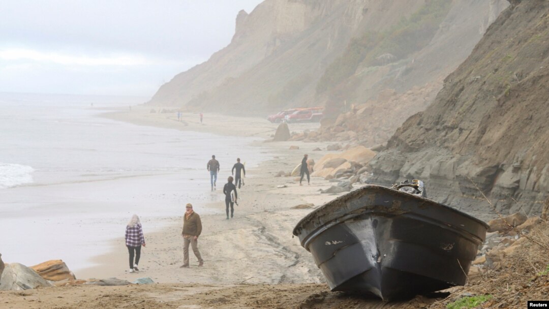 Uno de los botes que llegaron a Blacks Beach en San Diego, California, el domingo 12 de marzo de 2023.