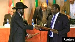 South Sudan's President Salva Kiir (front L) and rebel commander Riek Machar met in Addis Ababa in January 2015. Peace talks are due to resume on Saturday, Feb. 21.