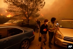 Građani bježe od požara u okolini Los Angelesa (Foto: AP/Etienne Laurent)