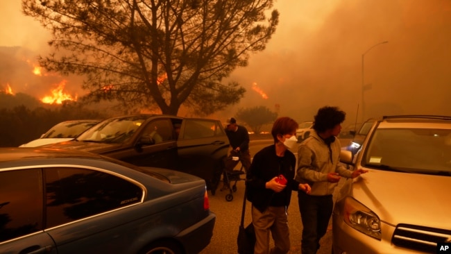 Građani bježe od požara u okolini Los Anđelesa (Foto: AP/Etienne Laurent)