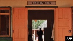 Une femme emmène un enfant dans un hôpital géré par MSF (Médecins Sans Frontières) à Bangassou, Centrafrique, 26 mai 2017.