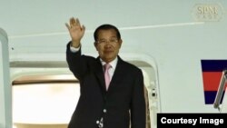 Prime Minister Hun Sen boards to Brussels, Belgium to join Asia-Europe Meeting from Phnom Penh International Airport at midnight of 16th October, 2018. (Photo from Samdech Hun Sen, Cambodian Prime Minister Facebook Page)