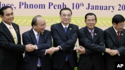 ທ່ານ ຫລີ ​ເຄຈຽງ (Li Keqiang) ນາຍົກລັດຖະມົນຕີຈີນ (ກາງ) ຈັບມືກັບບັນດານາຍົກຈາກ 4 ປະເທດ ໃນເຂດລຸ່ມແມ່ນໍ້າຂອງ ຊຶ່ງລວມມີ ທ່ານຫງວຽນ ຊວນ ຟຸກ (Nguyen Xuan Phuc) (ທີສອງຈາກຊ້າຍ) ຈາກຫວຽດນາມ, ທ່ານ ປຣະຢຸດ ຈັນໂອຊາ (ຊ້າຍສຸດ), ຈາກໄທ, ທ່ານຮຸນ ເຊນ (ທີສອງຈາກຂວາ) ຈາກກໍາປູເຈຍ, ແລະທ່ານທອງລຸນ ສີສຸລິດ (ຂວາສຸດ) ຈາກລາວ ກ່ອນການເປີດກອງປະຊຸມກ່ຽວກັບ​ການ​ຮ່ວມ​ມື​​​​ໃນ​ເຂດ​ແມ່ນໍ້າ ລ້ານ​ຊ້າງ-​ແມ່​ຂອງ ຫລື LMC ຄັ້ງທີ​ສອງ ຢູ່​ພະລາດ​ຊະ​ວັງ​ສັນຕິພາບ (Peace Palace) ​ໃນ​ນະຄອນ​ຫລວງພະນົມ​ເປັນ
​ໃນ​ວັນ​ພຸດ ທີ 10 ມັງກອນ 2018