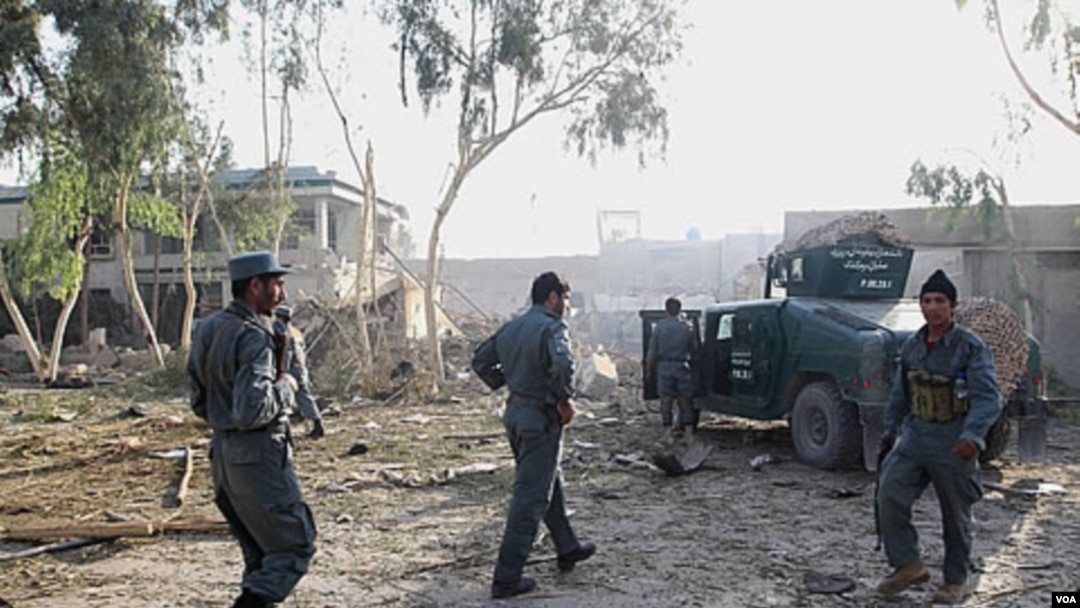 Petugas keamanan Afghanistan memeriksa lokasi sekitar tempat kejadian ledakan bom bunuh diri di Kandahar, Senin (31/10).
