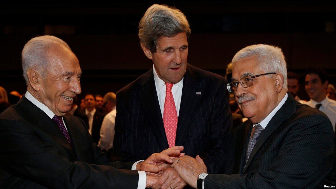 Secreteri wa Departement ya Reta ya Amerika, John Kerry (ariko aramukanya na Prezida wa Israel, Shimon Peres na Prezida w'Abanya Plestina, Mahmoud Abbas mw'ikoraniro ryerekeye ubutunzi kw'isi, mu gihugu ca Jordaniya, ku musi w'Imana, italiki 26 z'ukwezi kwa gatanu