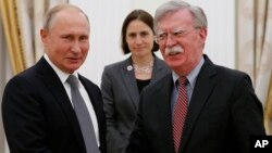 Presiden Rusia Vladimir Putin (kiri) menerima Penasihat Keamanan Nasional AS, John Bolton di Moskow, Selasa (23/10). 