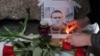 به دنبال انتشار خبر درگذشت الکسی ناوالنی در زندان در روز جمعه ۲۷ بهمن فردی در بنای یادبود قربانیان سرکوب‌های سیاسی در سن پترزبورگ، روسیه، شمع روشن می‌کند. 