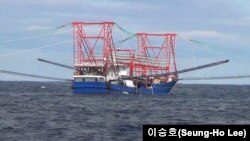 55~60m 길이에 많은 집어등을 단 중국 어선이 북한 해역 주변 해상에서 포착됐다. 이 배는 중국과 북한 국기를 모두 걸었다. 사진제공=이승호(Seung-Ho Lee)