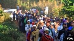 The line grows longer outside the Mutomo Primary School as crowds prepare to cast their ballots, Gatundu, Kenya, March 4, 2013.” (J. Craig/VOA)