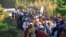 肯尼亚人在肯尼亚加通杜一家作为投票站的小学外面排起长队，等待参加投票