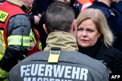 Menteri Dalam Negeri Jerman Nancy Faeser (kanan) mengucapkan terima kasih kepada tim penyelamat dari pemadam kebakaran (Feuerwehr Jerman) di lokasi serangan penabrakan mobil di pasar Natal di Magdeburg, Jerman timur, 21 Desember 2024. (John MACDOUGALL / AFP)