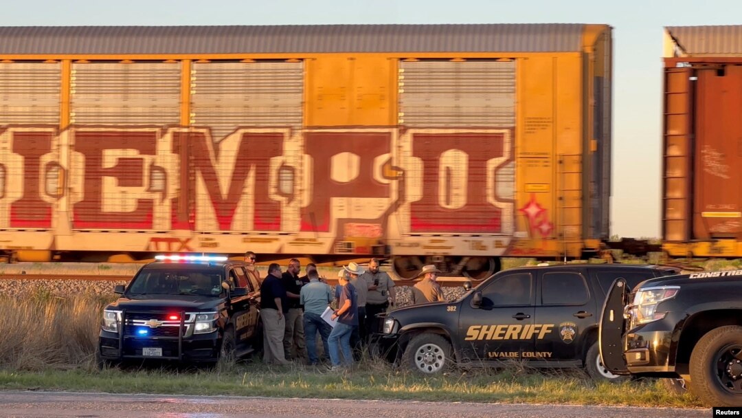 Miembros de la policía trabajan, después de que dos migrantes murieron asfixiados a bordo de un tren de carga que se descarriló, en Uvalde, Texas, EEUU, el 24 de marzo de 2023, en esta captura de pantalla obtenida de un video de las redes sociales.