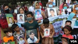 নিখোঁজ স্বজনের ছবি নিয়ে ওঁরা 